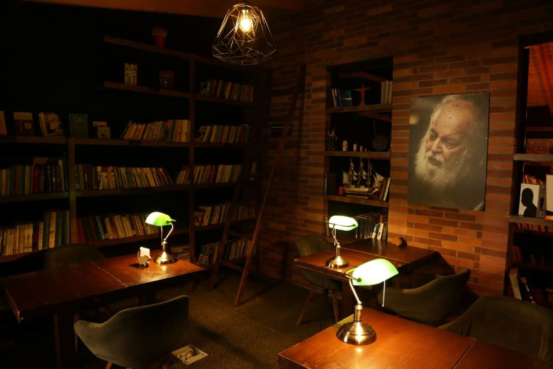دورهمی کتاب‌خوانی در سایه
